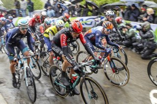 Les coureurs ont dû escalader le Mur de Huy quatre fois KEYSTONE/AP/Geert Vanden Wijngaert
